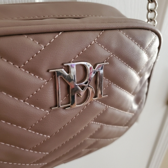 NWT Badgley Mischka Camera bag with slip pocket in Taupe Vegan Leather - Picture 6 of 16